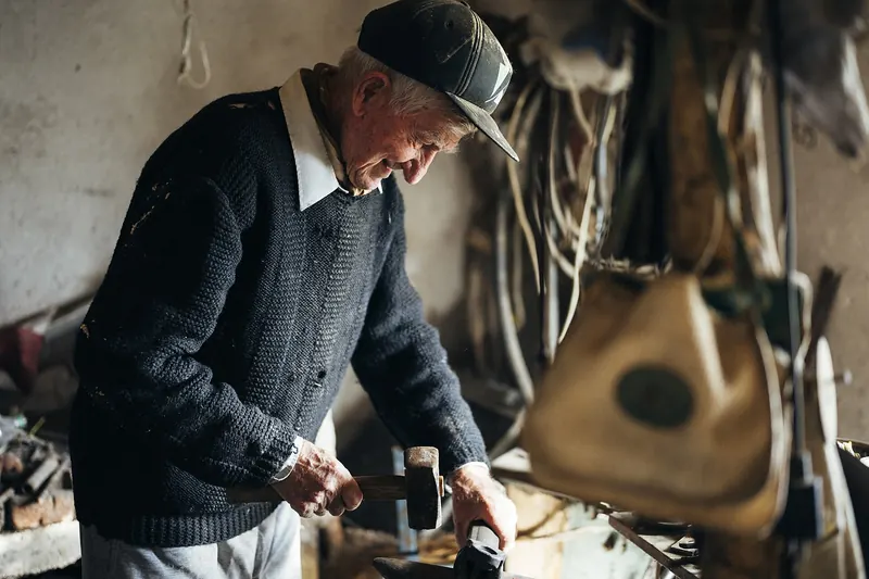 Un artisan au travail dans son atelier