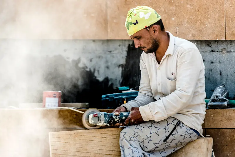 Un artisan à l'ouvrage dans son atelier
