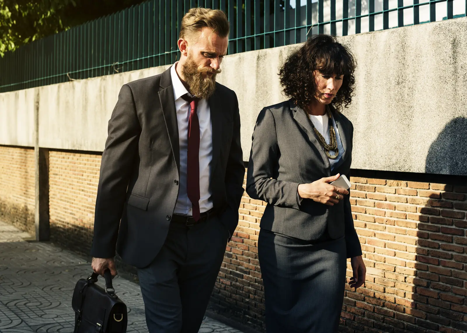 Deux professionnels en costume sortent d'un rendez-vous