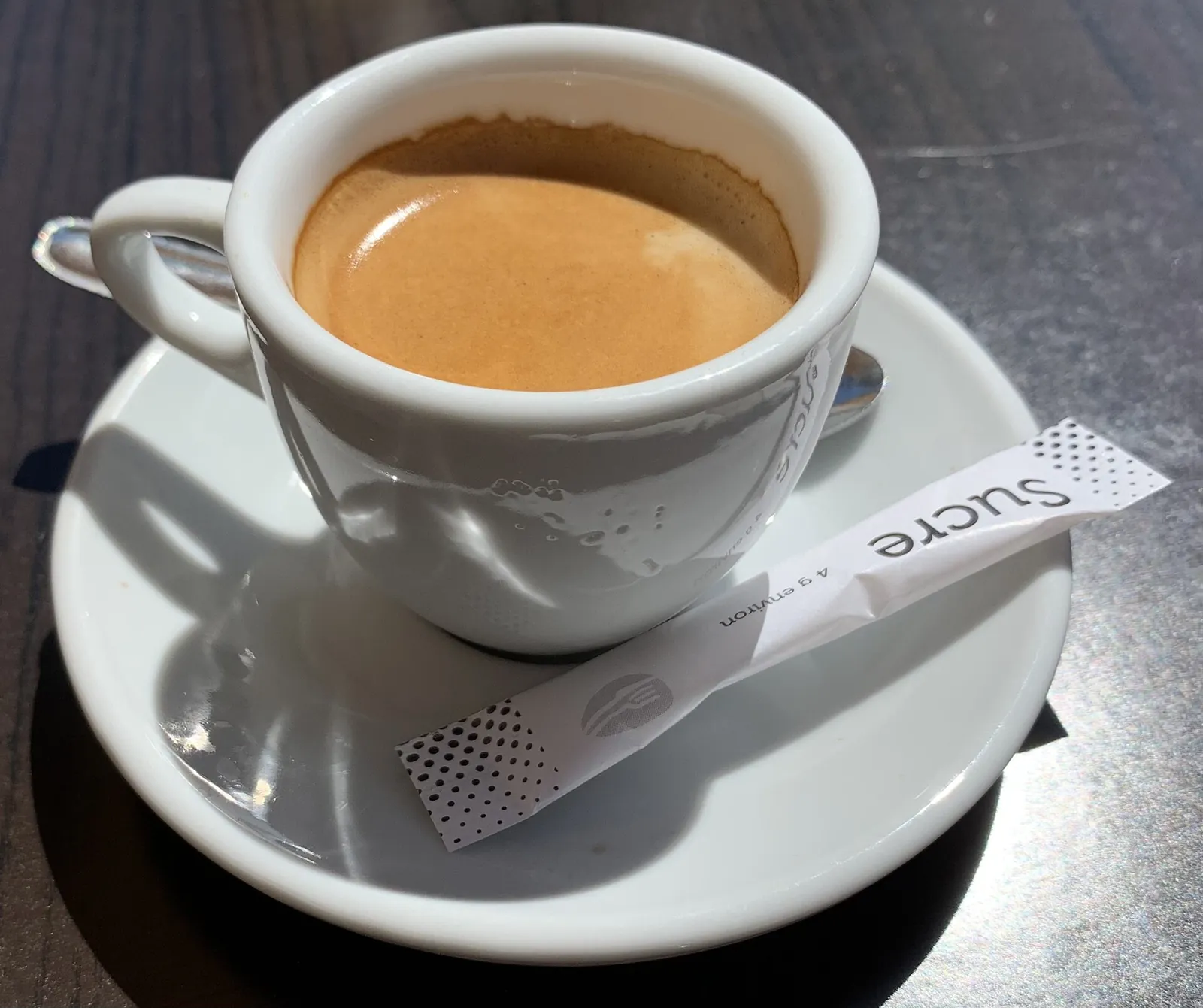 Une tasse de café posée sur sa soucoupe