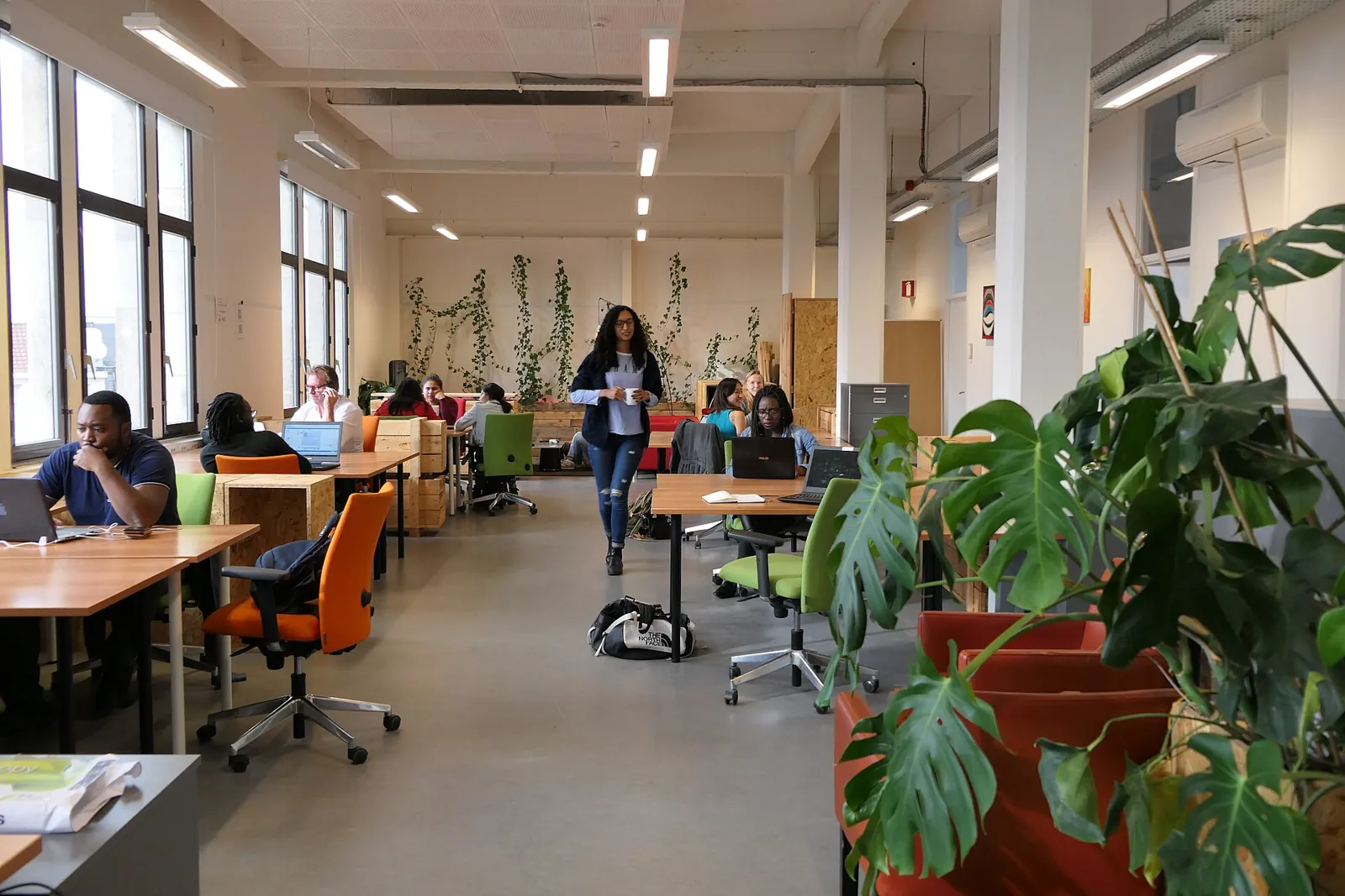 Un espace de coworking lumineux où travaillent des indépendants