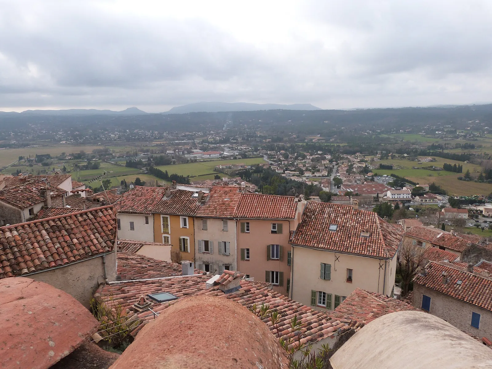 Les toits de Fayence et la plaine du Pays de Fayence