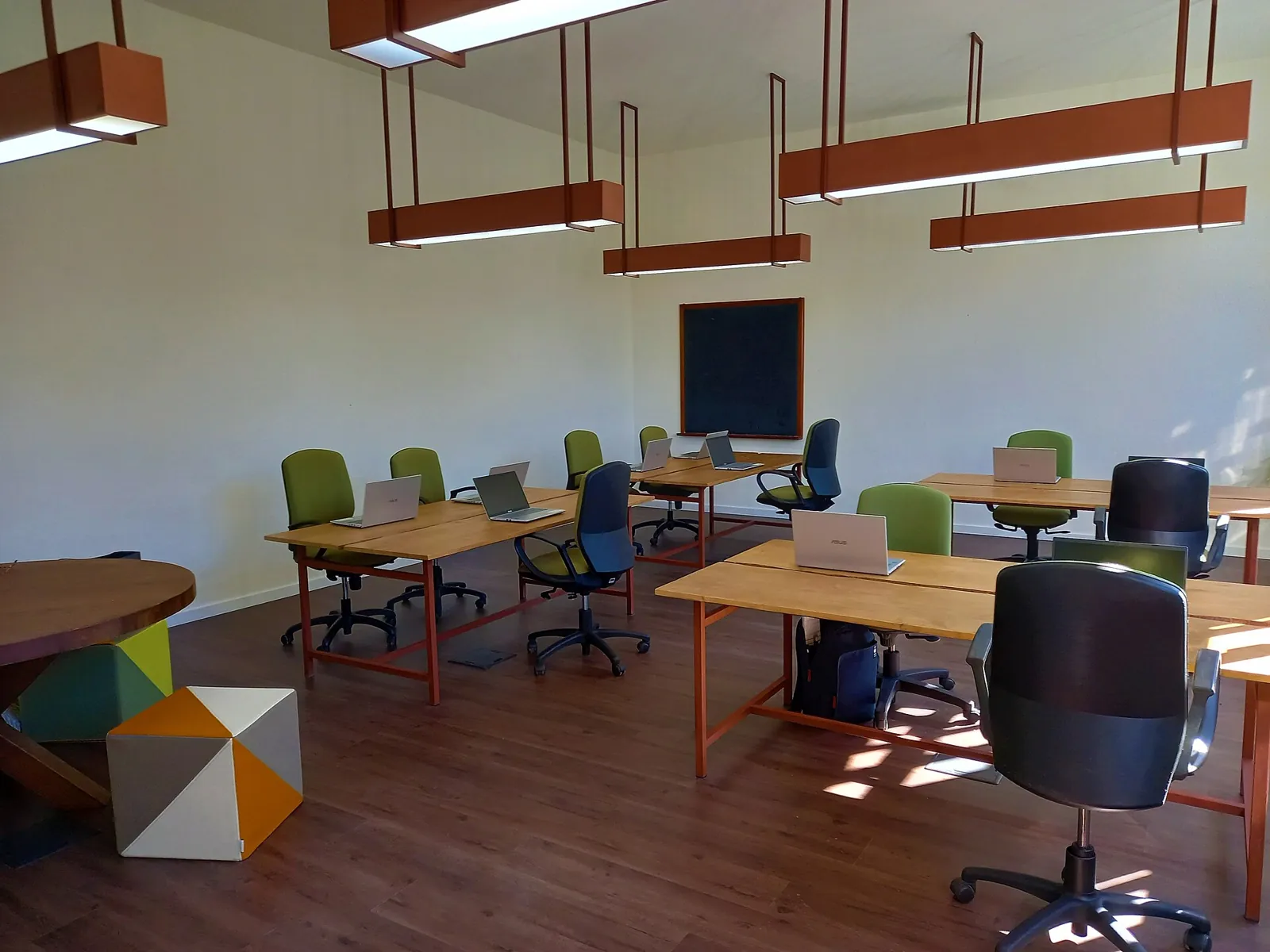 Des postes de travail partagés dans un espace de coworking
